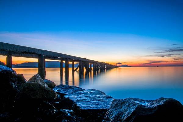 Nếu muốn ngắm bình minh ở Nha Trang, bạn cần dậy sớm và ra khu vực bãi biển ở đường Phạm Văn Đồng, Trần Phú, khu resort bên bãi biển, hay ngoài các đảo vào tầm 4-5h. Trong hình là khu du lịch Sông Lô chào đón ánh bình minh.